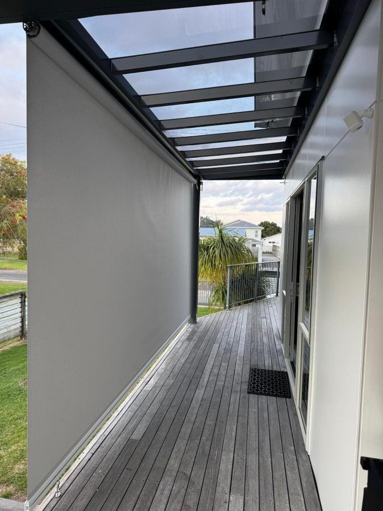 Architectural 

Frame
Features a substantial 250x50mm perimeter frame.